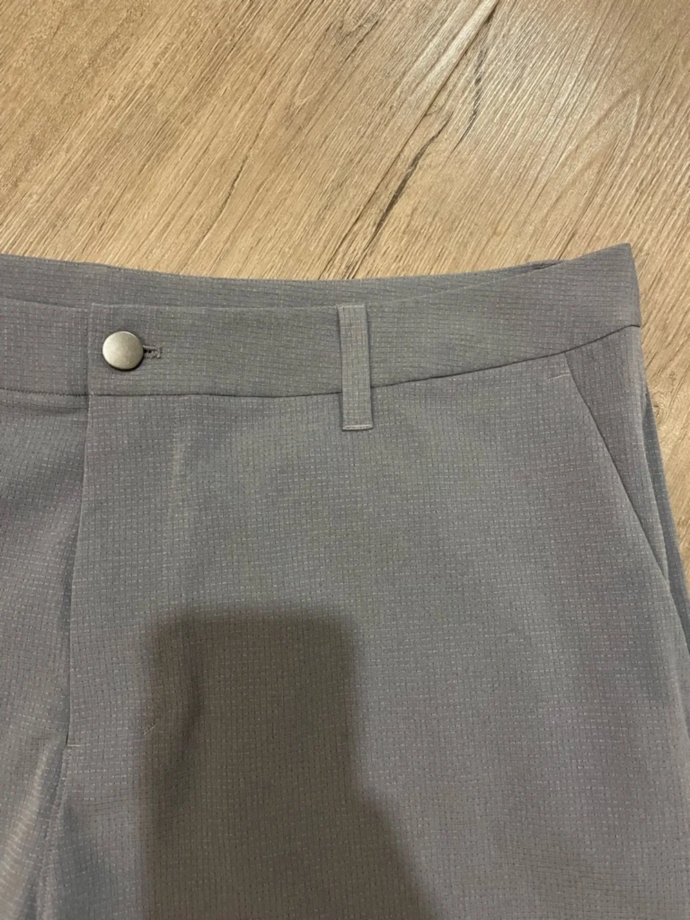 NWOT Lululemon ABC Classic-Fit Short 7" *WovenAir in Gull Grey (Light Grey) - Picture 2 of 7